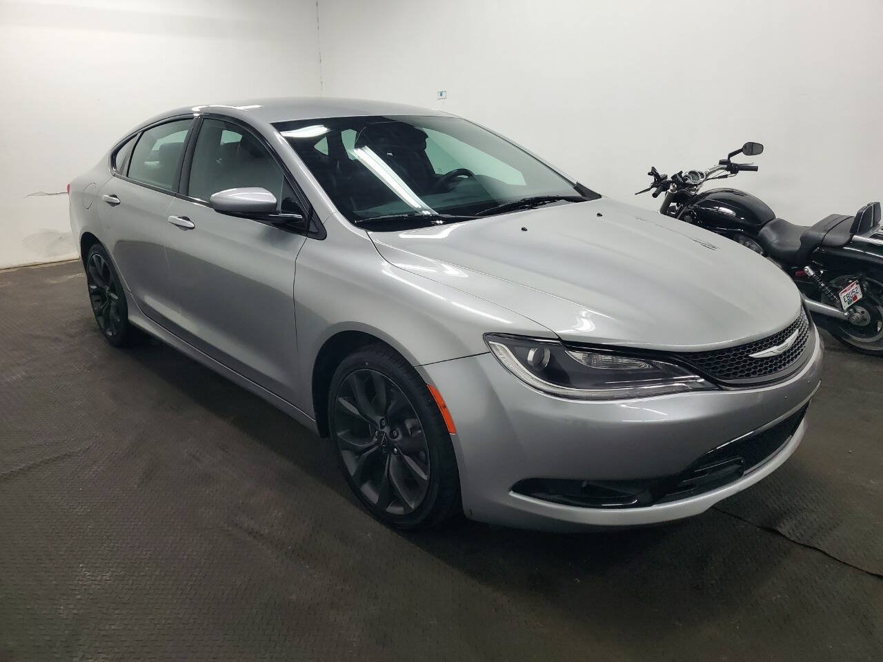 Used 2015 Chrysler 200 S w/ Comfort Group FWD image 3