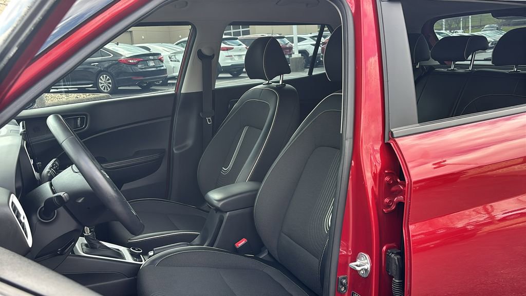 Used 2023 Hyundai Venue Limited image 10