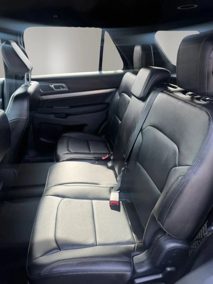 Used 2018 Ford Explorer XLT w/ Equipment Group 202A AWD/4WD image 17
