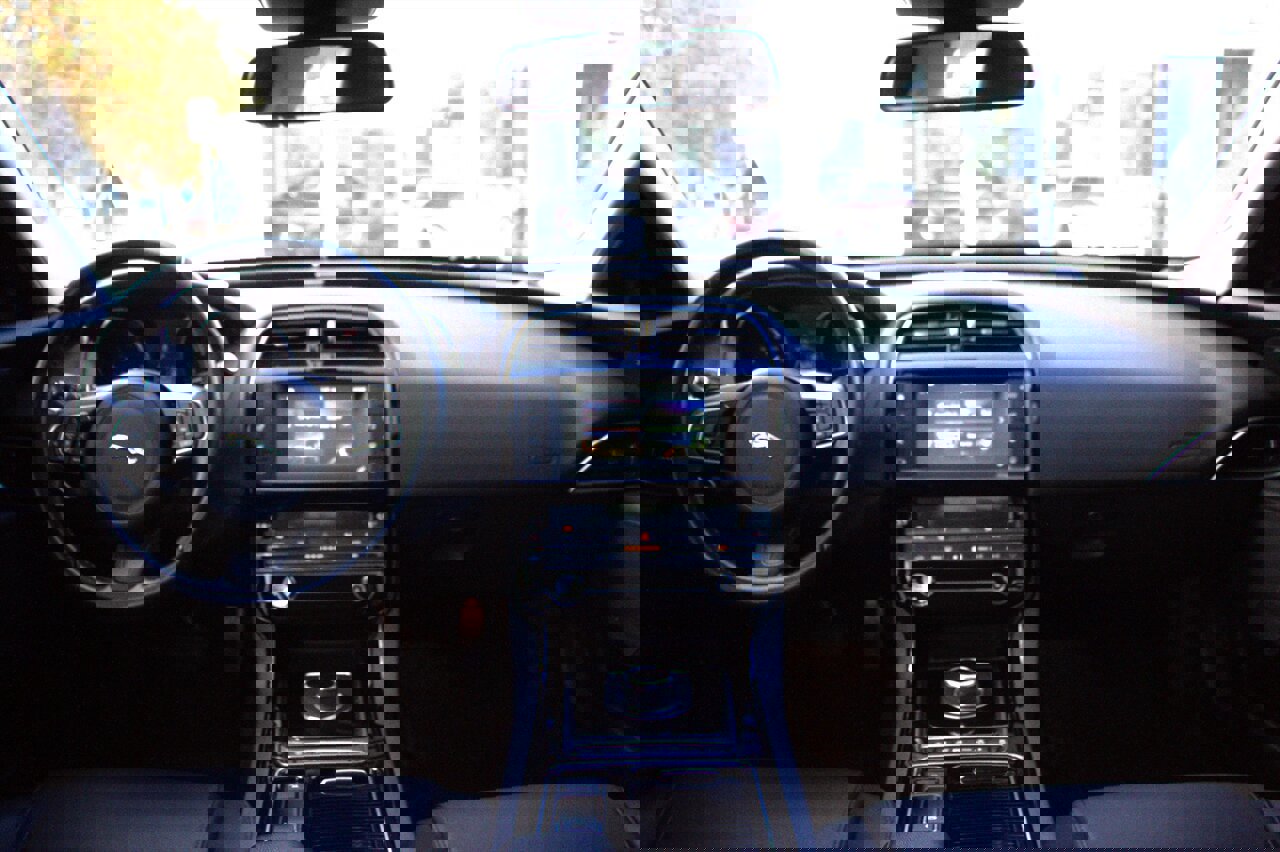 Used 2018 Jaguar XE Premium image 33