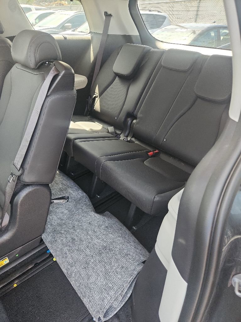 Used 2024 Kia Carnival EX FWD image 25