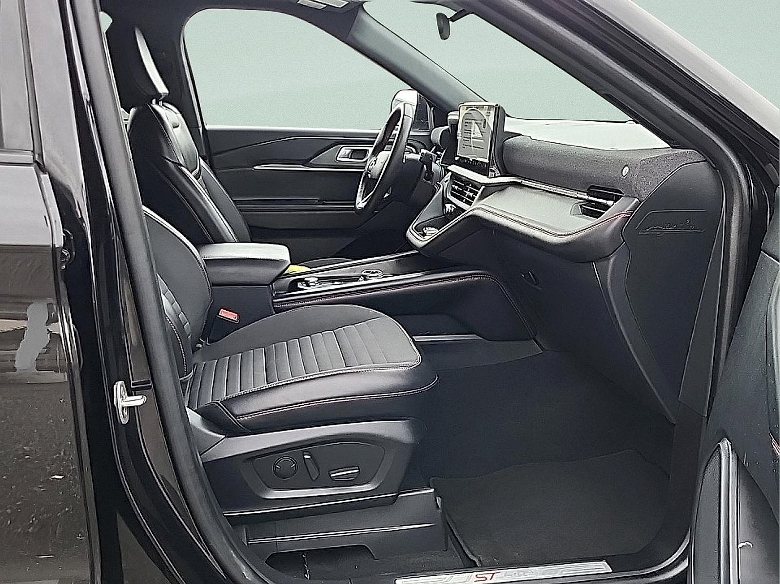 Used 2025 Ford Explorer ST-Line w/ ST-Line Street Pack AWD/4WD image 9
