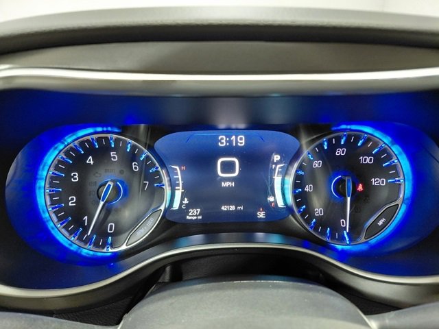 Used 2024 Chrysler Pacifica Touring-L image 29