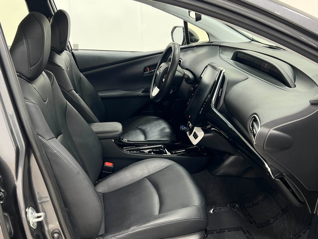 Used 2017 Toyota Prius Prime Advanced FWD image 32