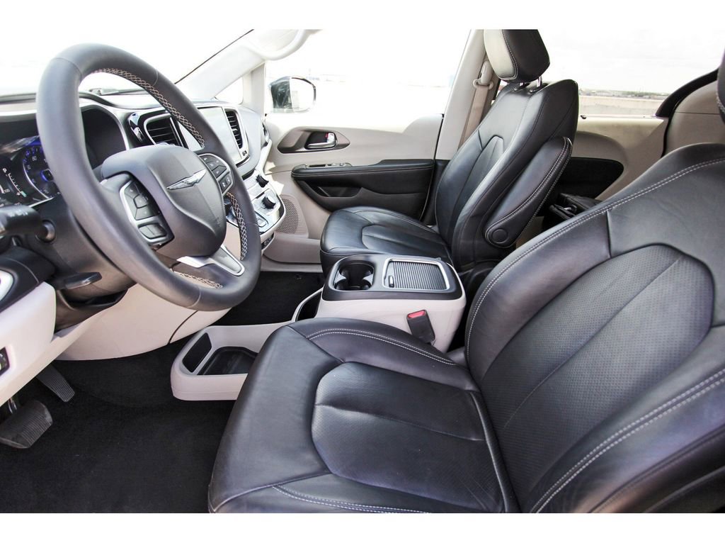 Used 2022 Chrysler Pacifica Touring-L image 6