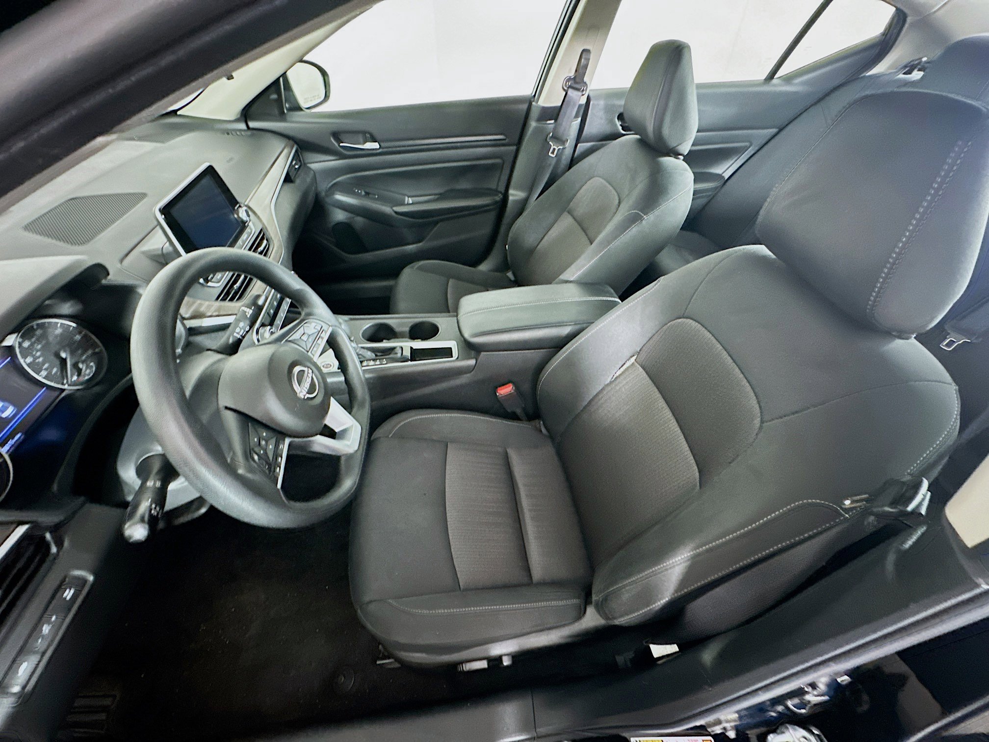 Used 2025 Nissan Altima 2.5 SV image 13