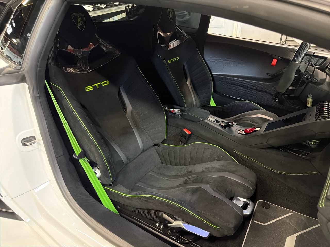 Used 2022 Lamborghini Huracan STO image 32