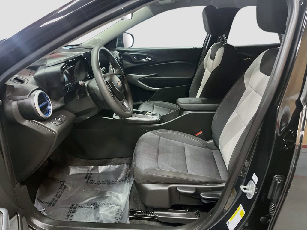 Used 2025 Chevrolet Trax LS w/ Driver Confidence Package FWD image 20