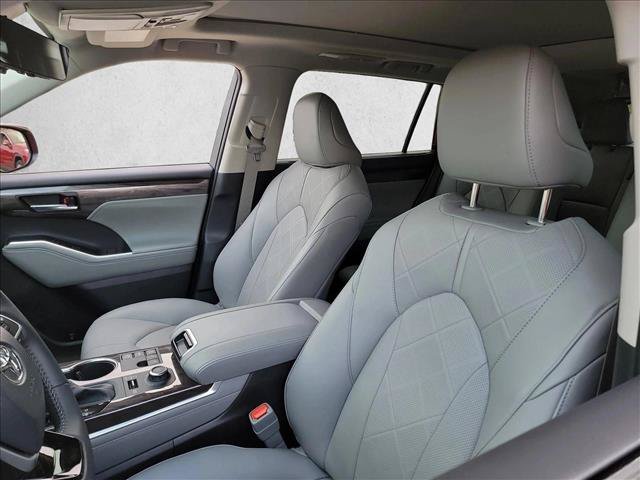 Used 2026 Toyota Highlander Platinum AWD/4WD image 10