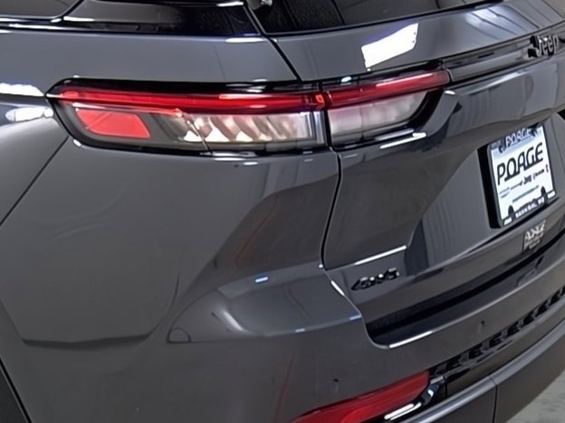 Used 2023 Jeep Grand Cherokee Altitude AWD/4WD image 10