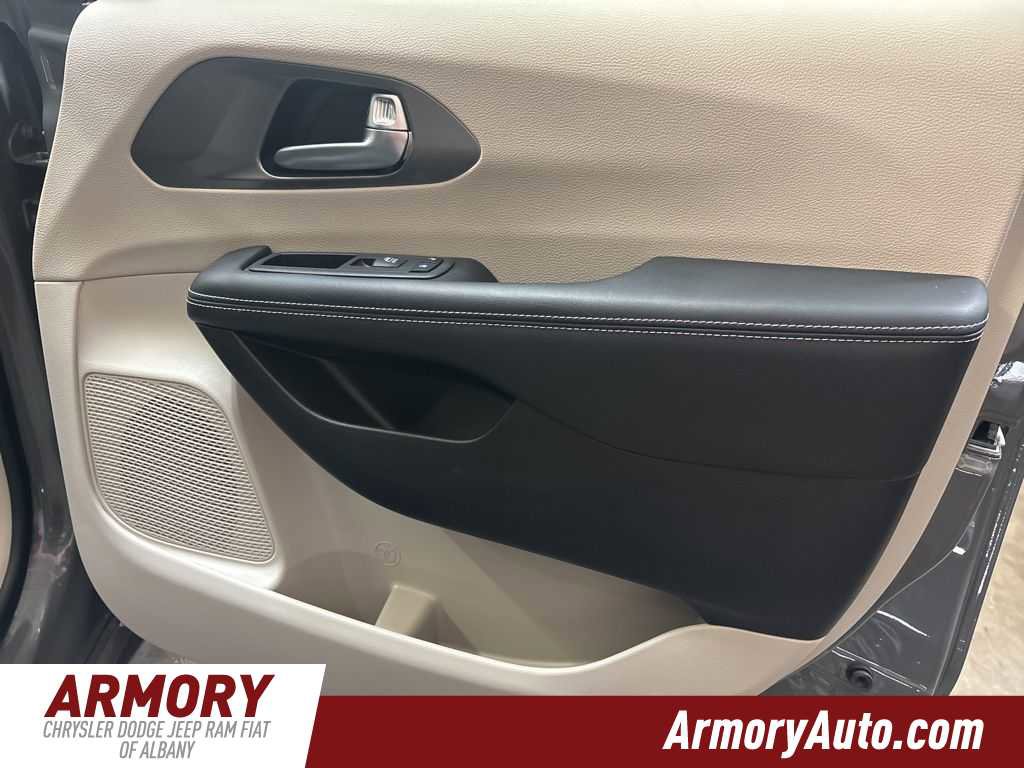 Used 2023 Chrysler Pacifica Touring-L w/ Uconnect Theater Family Group image 37