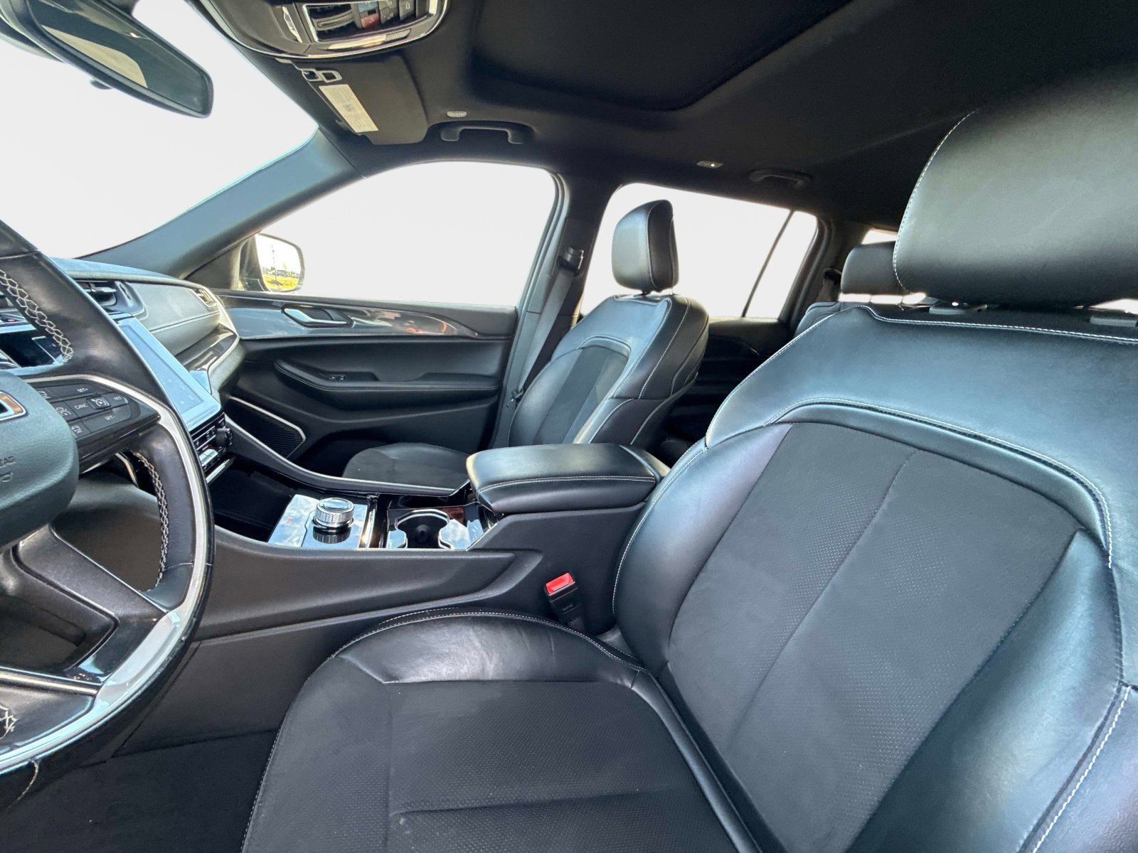 Used 2022 Jeep Grand Cherokee L Laredo image 23