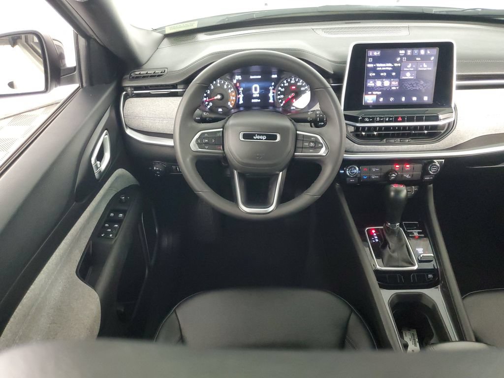 Used 2025 Jeep Compass Latitude AWD/4WD image 14