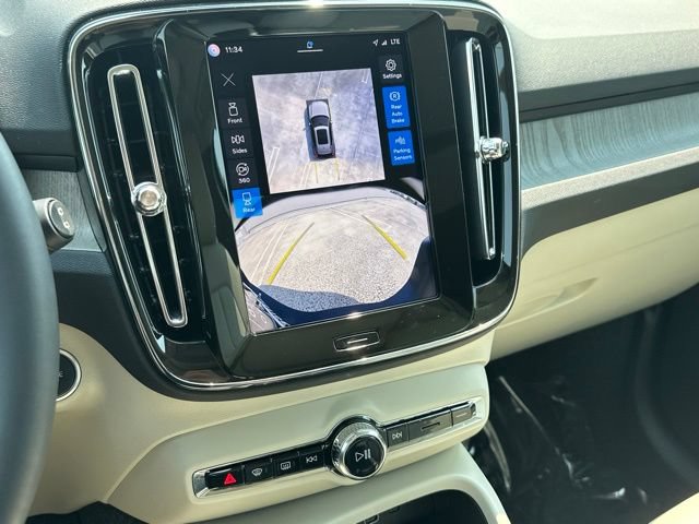 Certified 2025 Volvo XC40 B5 Plus AWD/4WD image 23