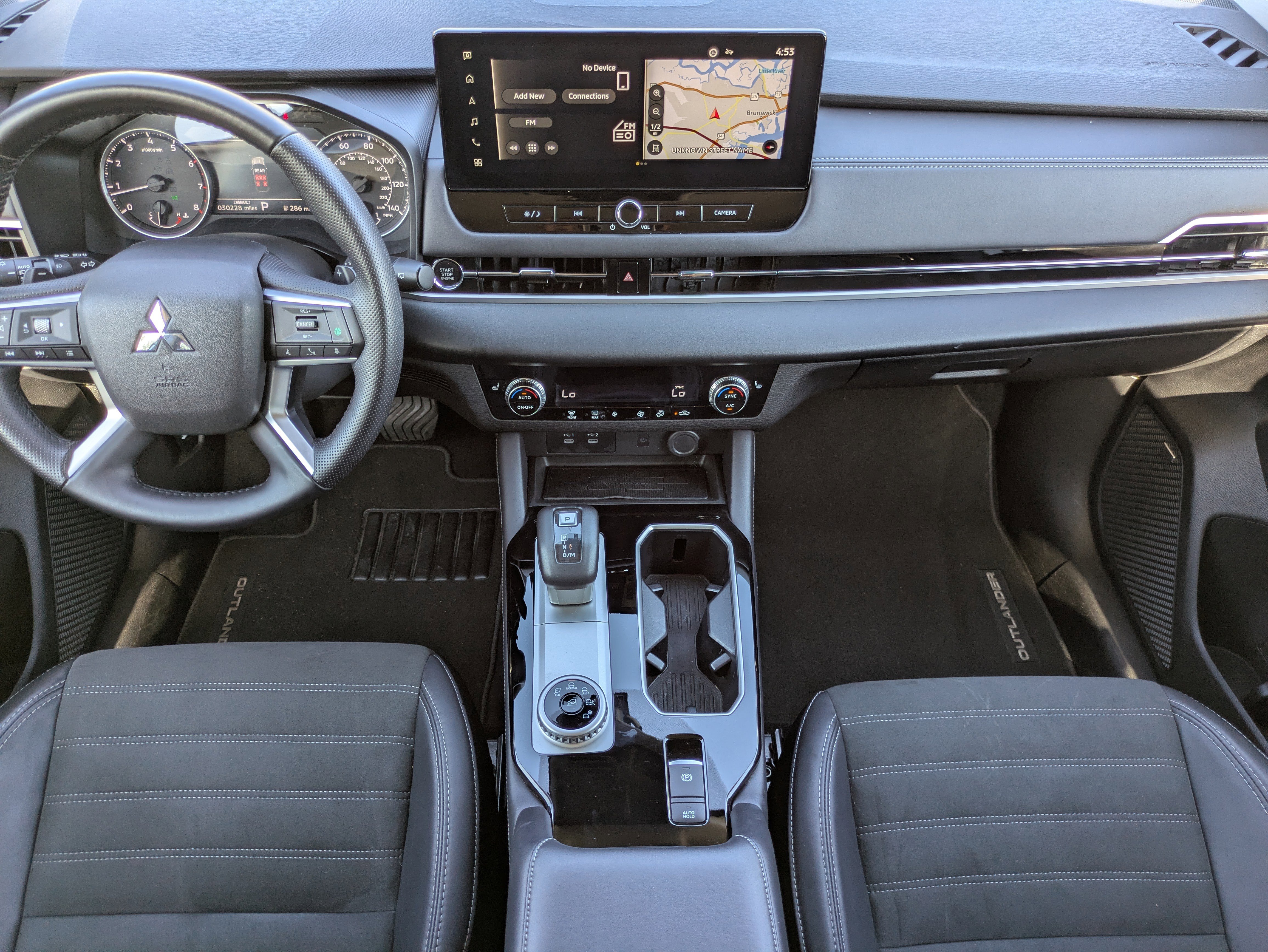 Used 2025 Mitsubishi Outlander SE image 11