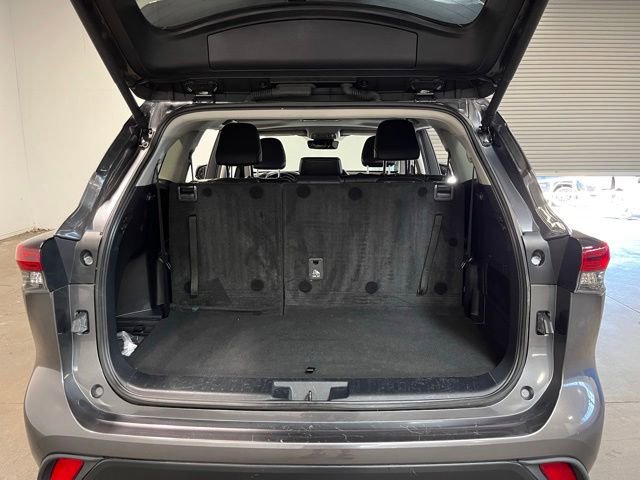 Used 2024 Toyota Highlander XLE AWD/4WD image 16