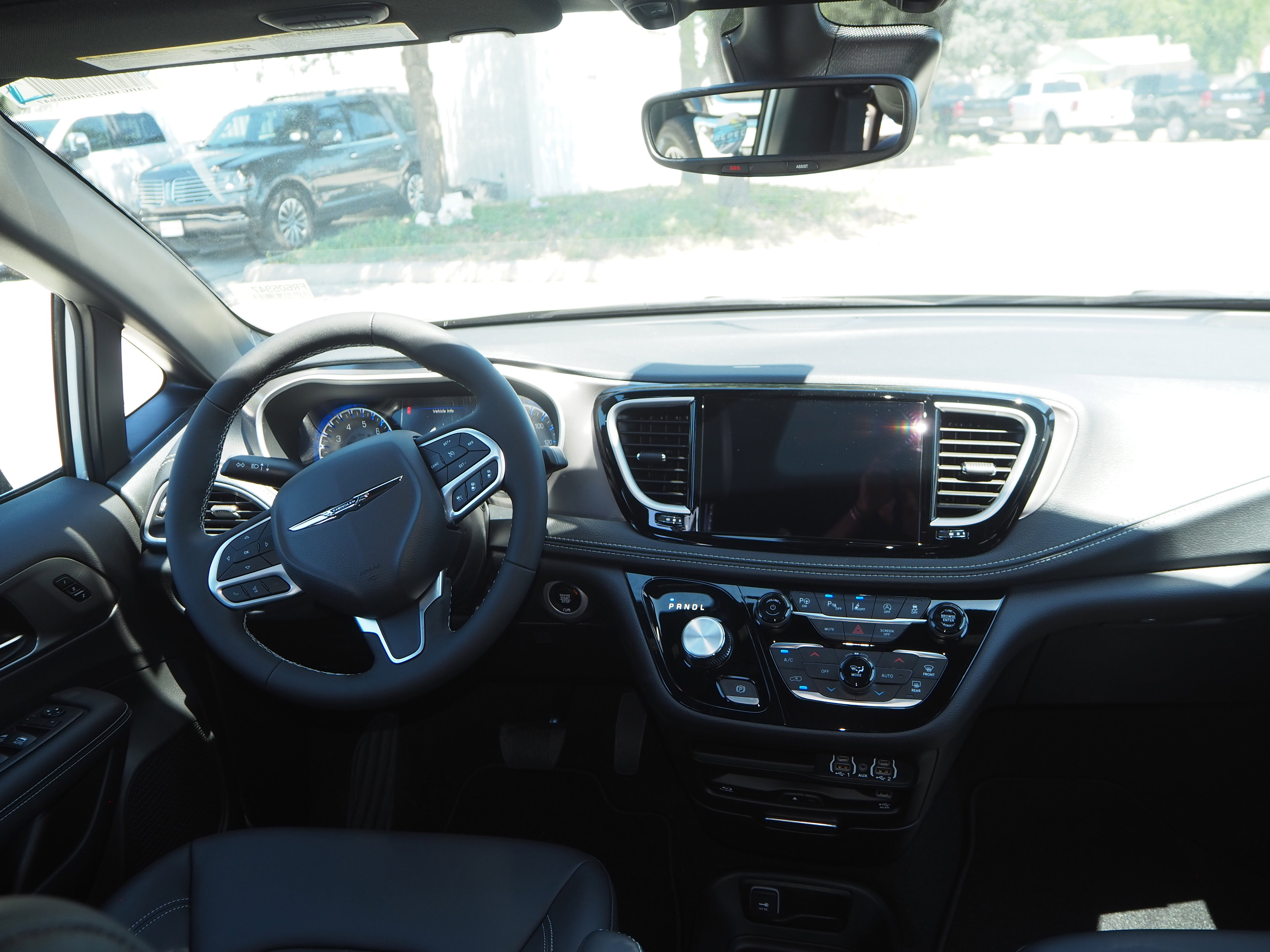 New 2025 Chrysler Pacifica Select w/ Uconnect Theater Family Group FWD image 19