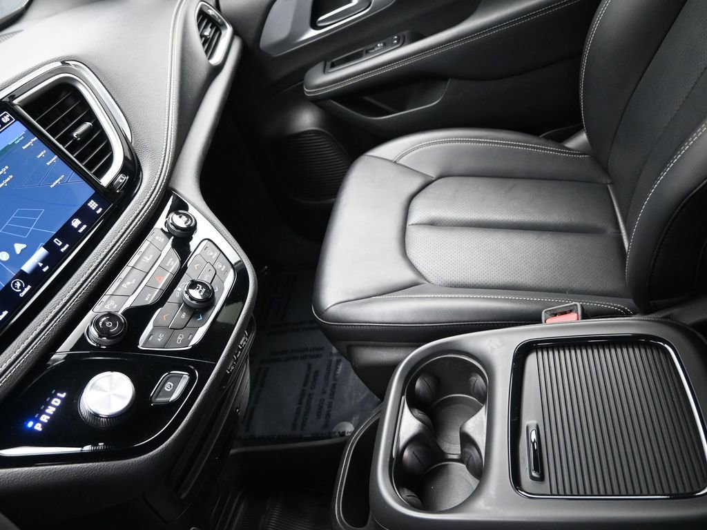 Used 2024 Chrysler Pacifica Select image 19