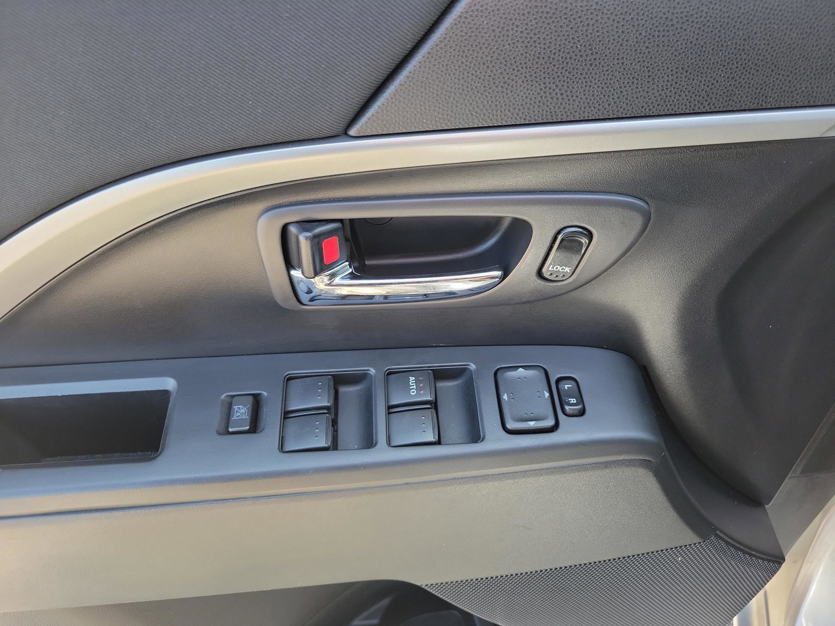 Used 2015 MAZDA MAZDA5 Sport image 23