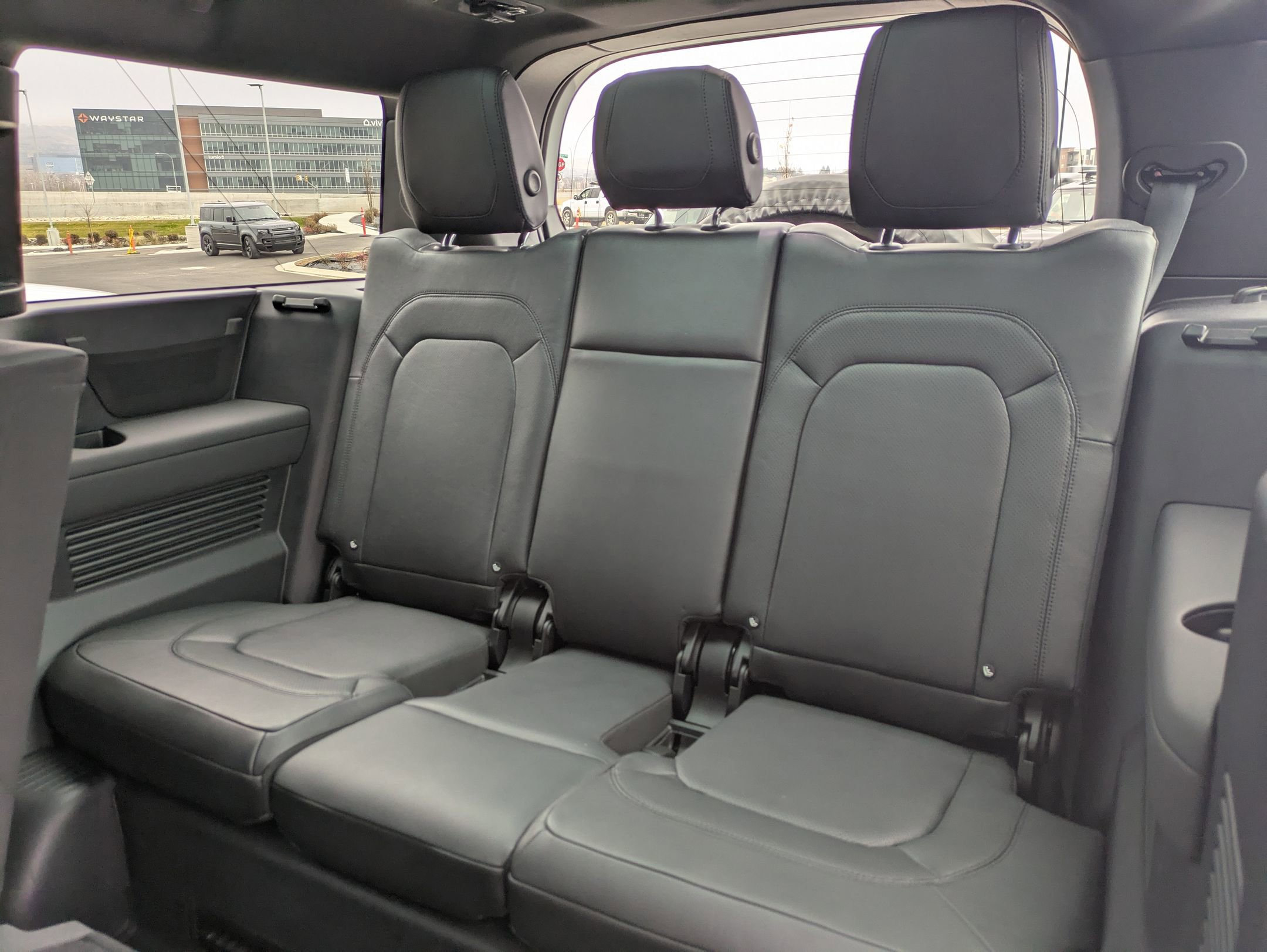 Used 2024 Land Rover Defender 130 X-Dynamic SE image 27