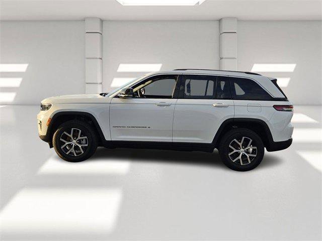 Used 2023 Jeep Grand Cherokee Limited image 2