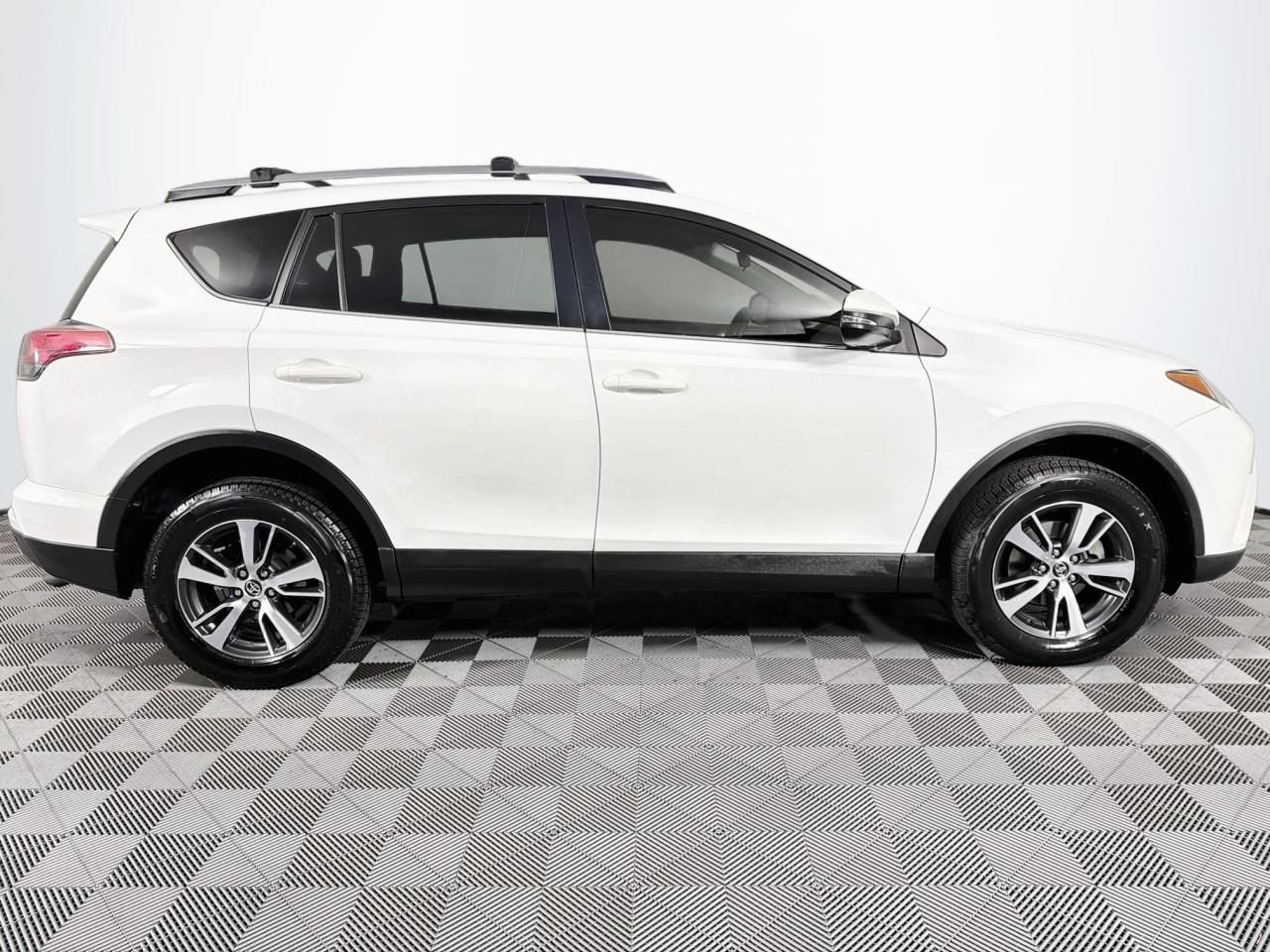Used 2017 Toyota RAV4 XLE AWD/4WD image 26