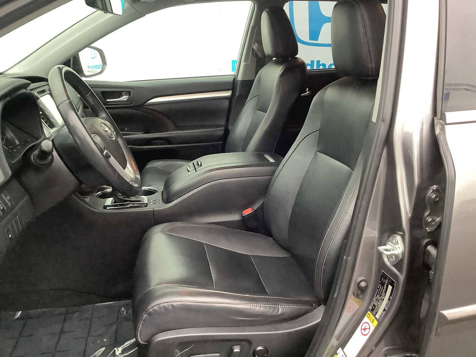 Used 2019 Toyota Highlander XLE AWD/4WD image 11