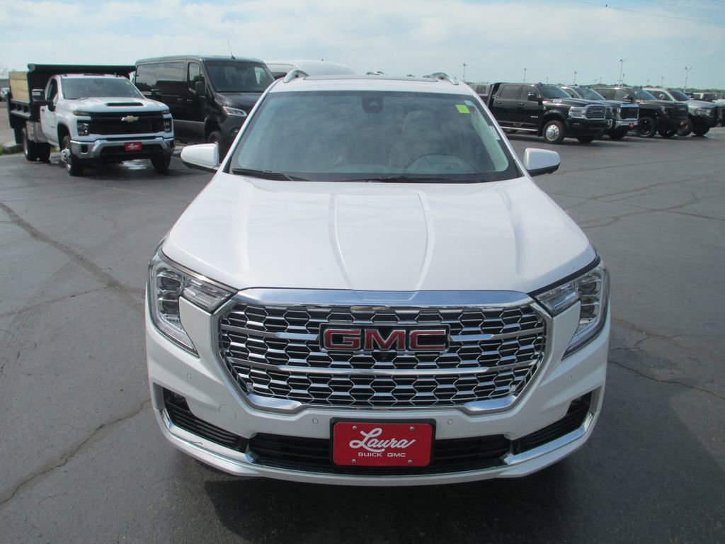 Used 2024 GMC Terrain Denali w/ Denali Premium Package AWD/4WD image 13