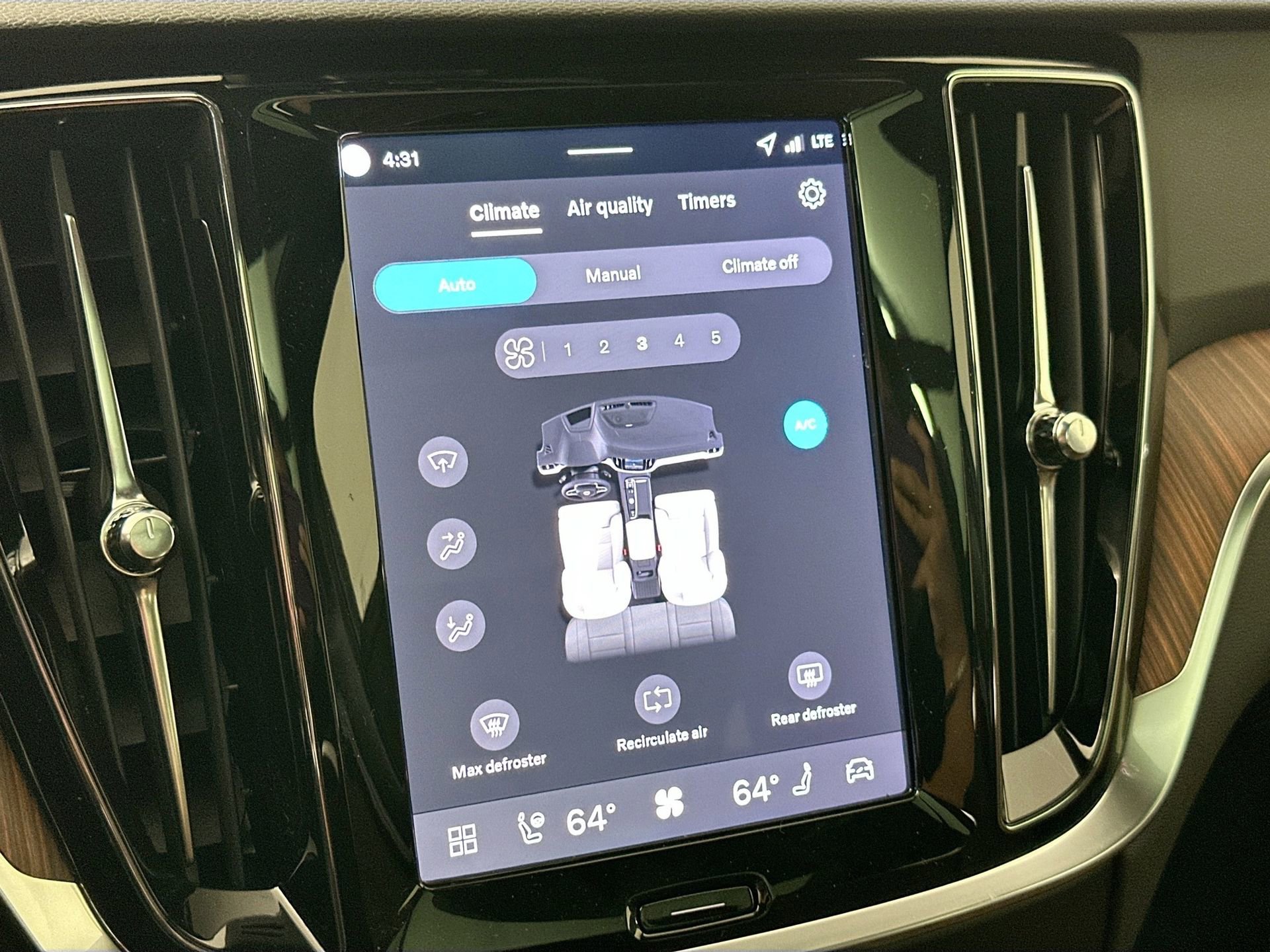 New 2026 Volvo V60 B5 Cross Country Plus w/ Climate Package image 16