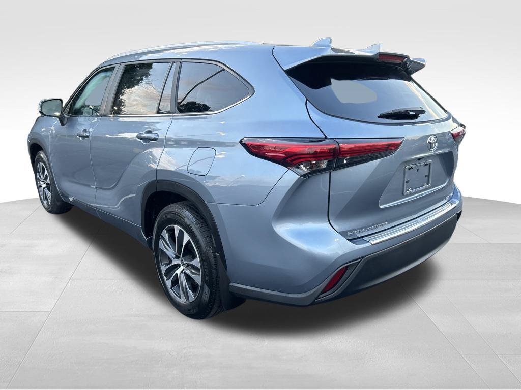 Used 2023 Toyota Highlander XLE AWD/4WD image 4