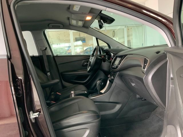 Used 2022 Chevrolet Trax LT w/ LT Convenience Package image 16