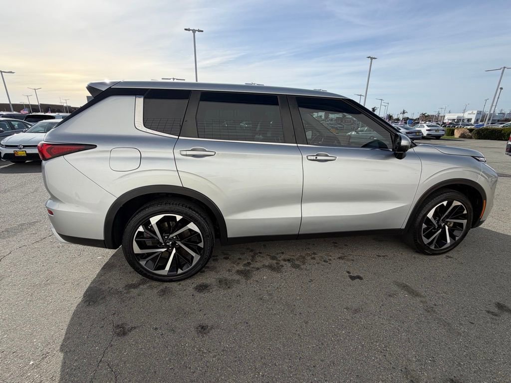 Used 2023 Mitsubishi Outlander SE Black Edition image 7