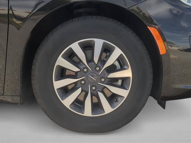 Used 2023 Chrysler Pacifica Touring-L FWD image 24