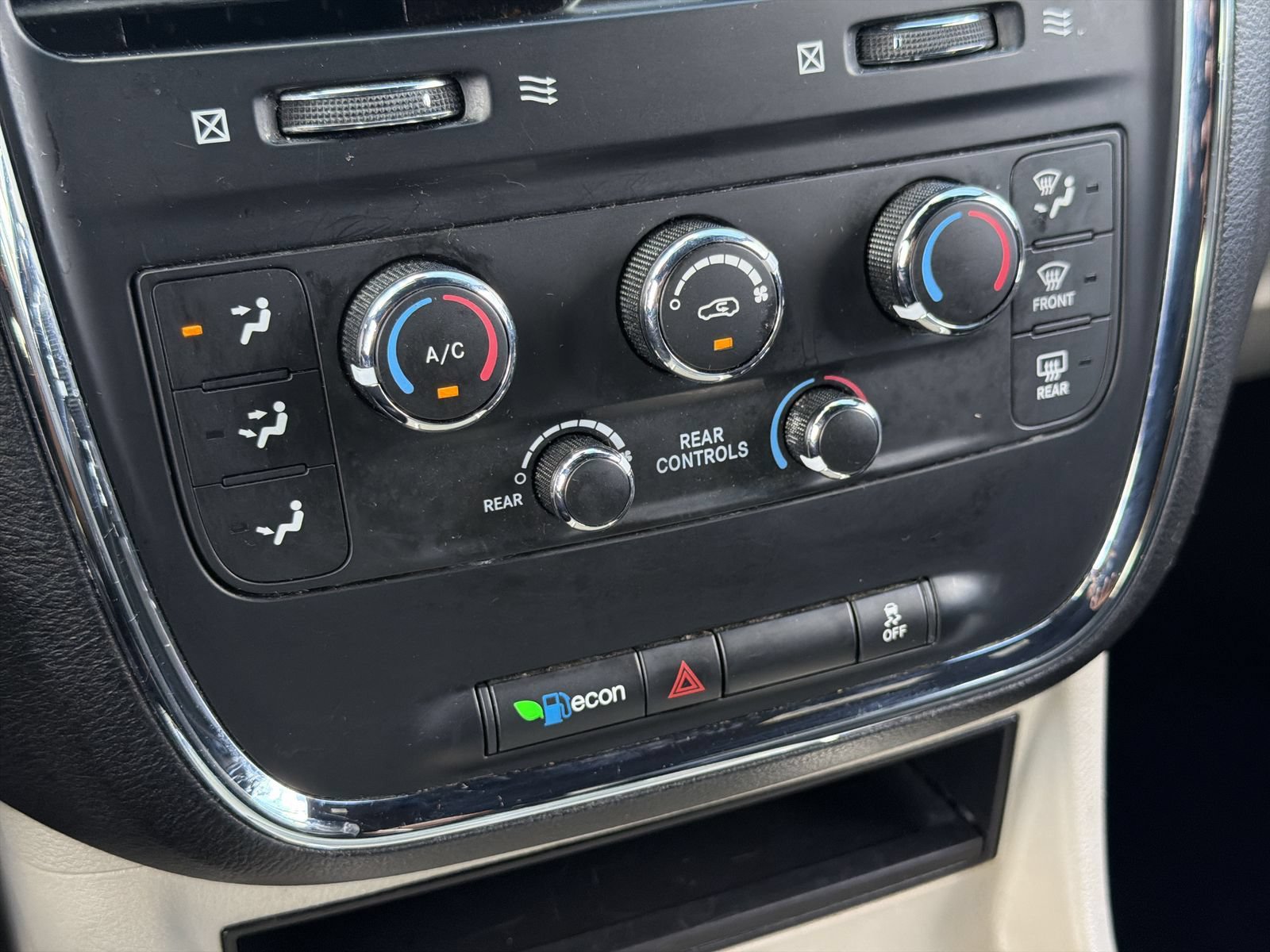 Used 2020 Dodge Grand Caravan SXT FWD image 25