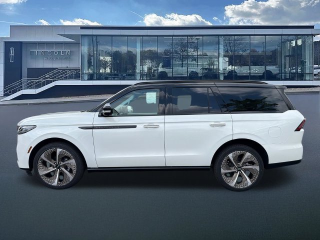 New 2027 Lincoln Navigator Black Label w/ Black Label Special Edition AWD/4WD image 4