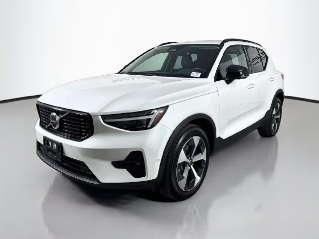 Used 2026 Volvo XC40 B5 Plus AWD/4WD image 3