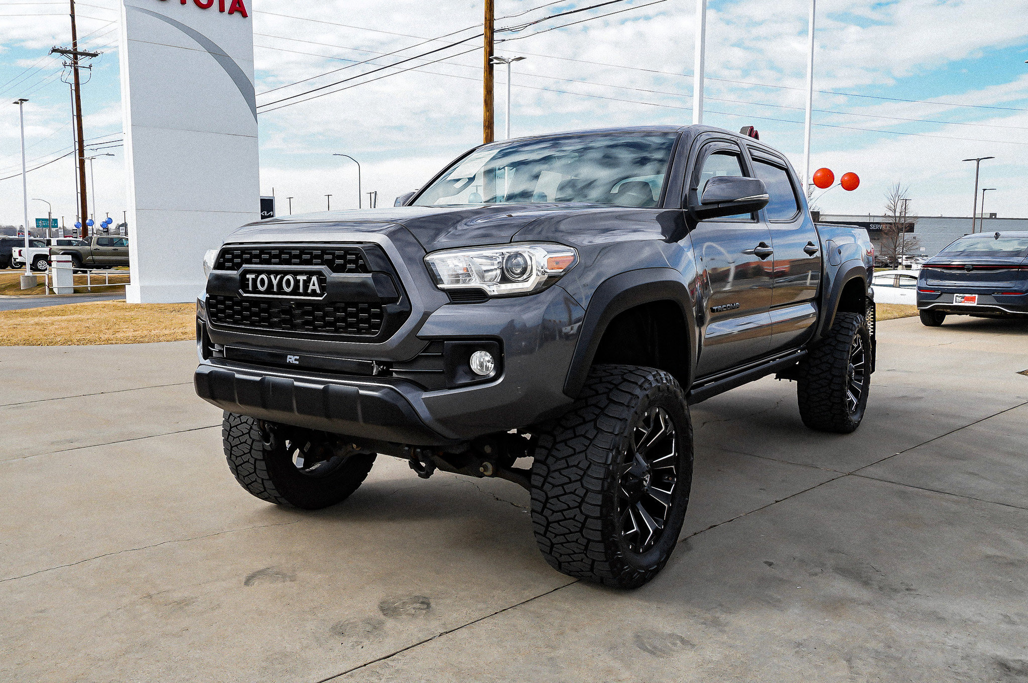Used 2017 Toyota Tacoma TRD Off-Road w/ Premium & Technology Package image 4