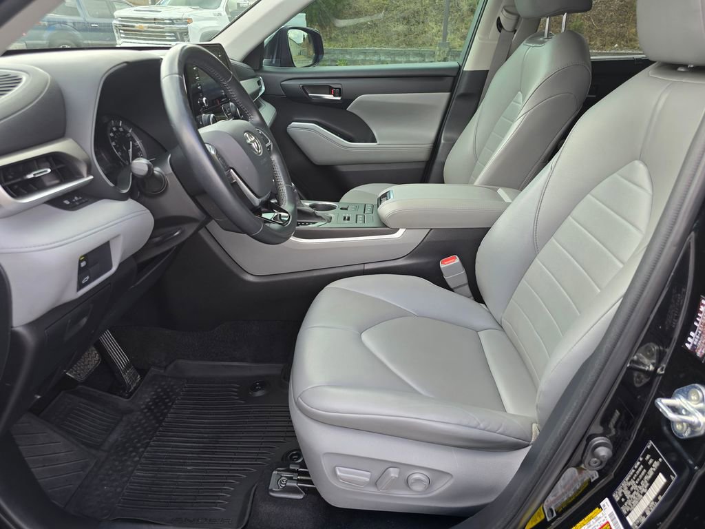 Used 2021 Toyota Highlander XLE image 4