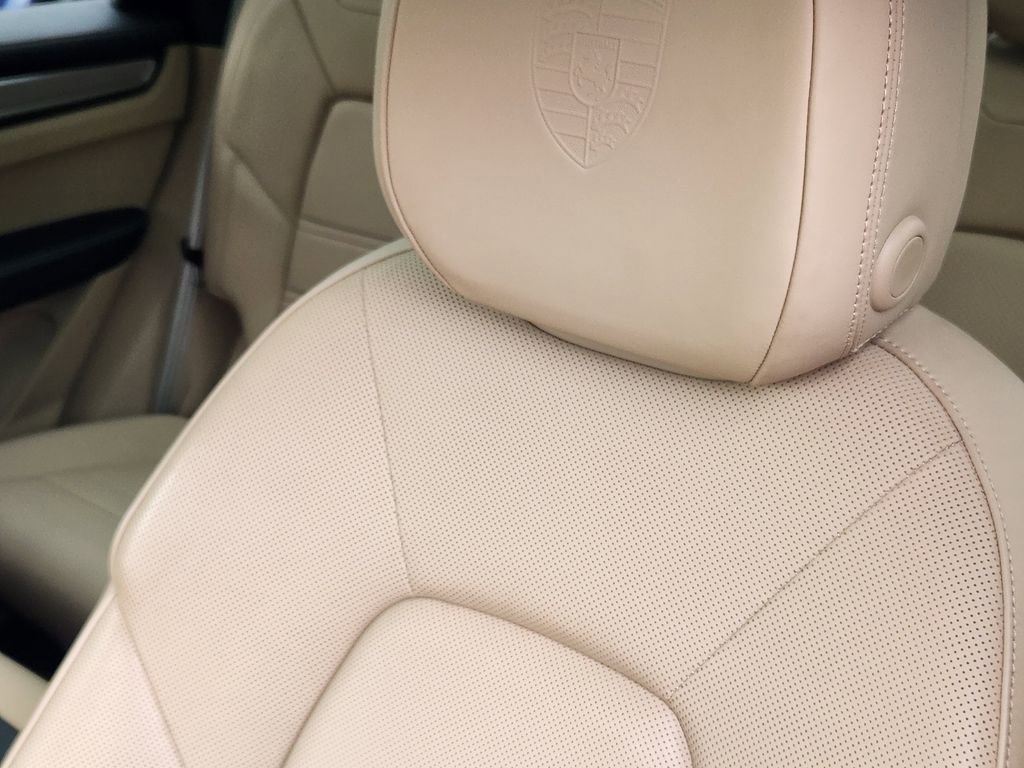 Used 2023 Porsche Cayenne Platinum Edition image 14