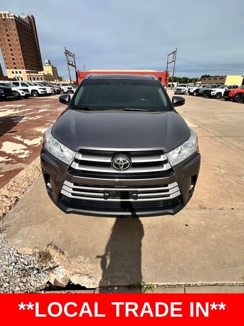 Used 2019 Toyota Highlander XLE FWD image 2