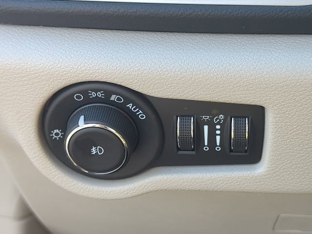 Used 2024 Chrysler Pacifica Touring-L FWD image 21