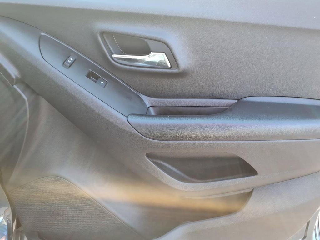 Used 2022 Chevrolet Trax LS w/ Tint and Cruise Package image 9