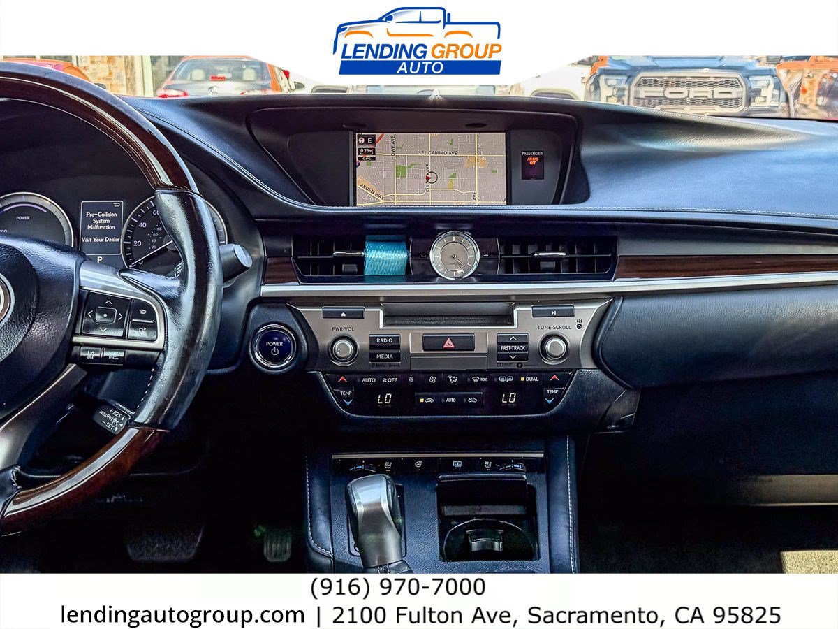 Used 2017 Lexus ES 300h w/ Luxury Package FWD image 12
