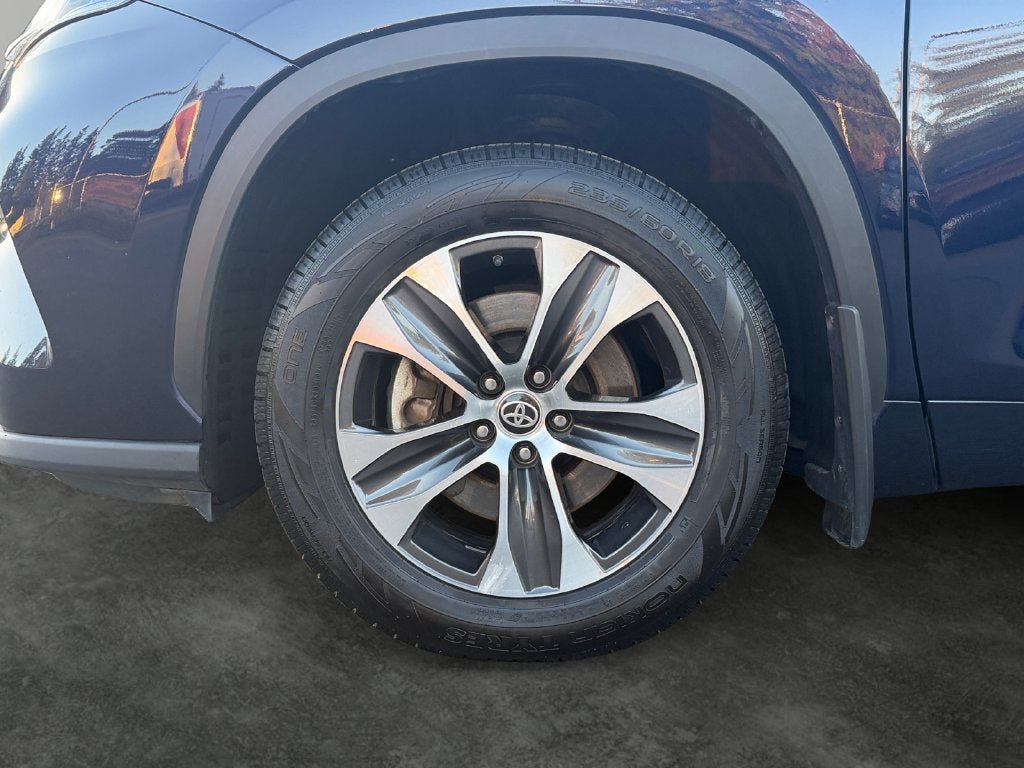 Used 2021 Toyota Highlander XLE AWD/4WD image 5