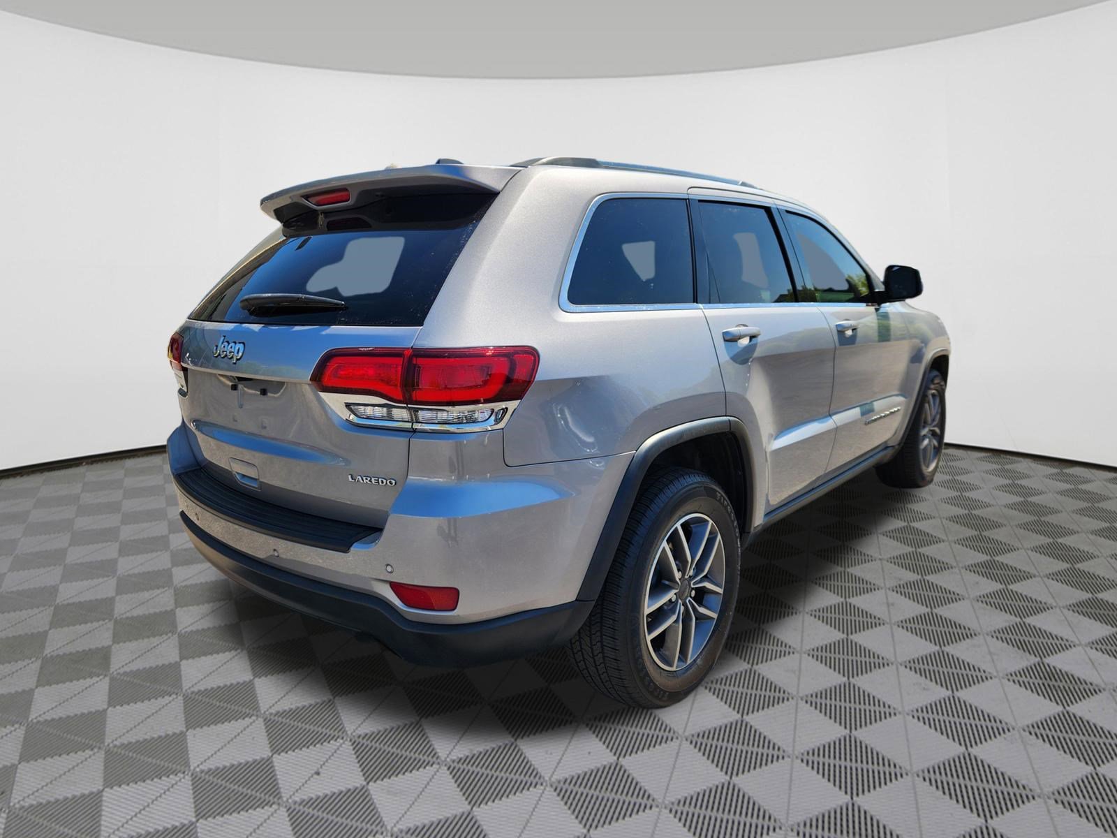 Used 2020 Jeep Grand Cherokee Laredo w/ Laredo X Package RWD image 4