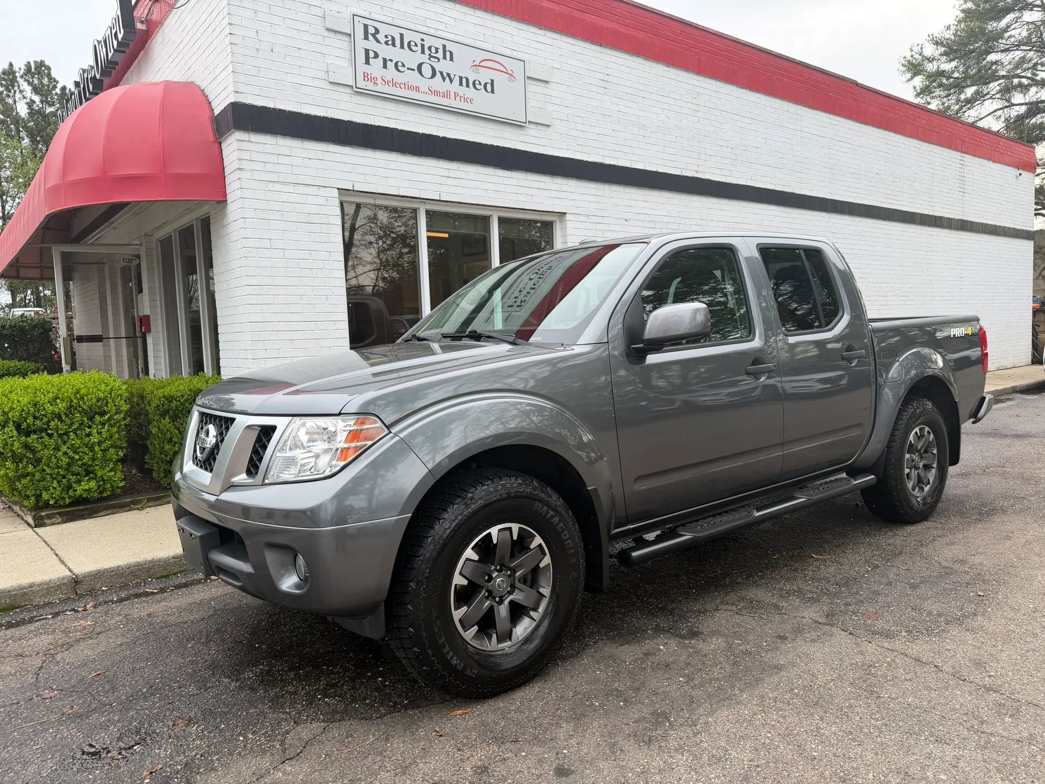 Used 2018 Nissan Frontier PRO-4X image 2