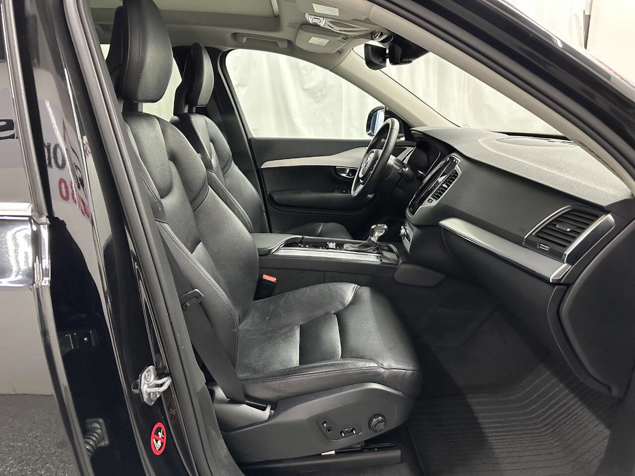 Used 2016 Volvo XC90 T5 Momentum image 11