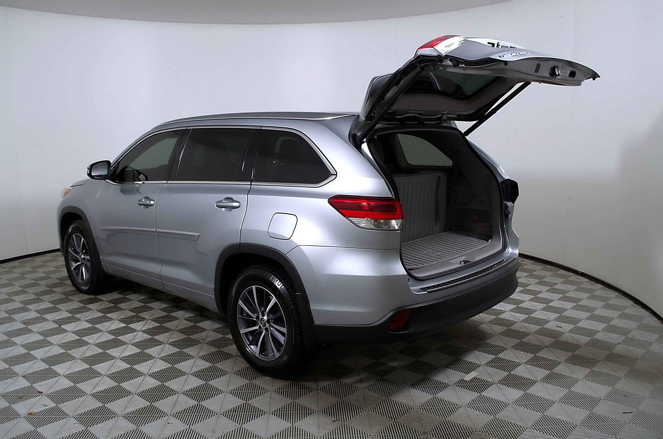 Used 2018 Toyota Highlander XLE image 10