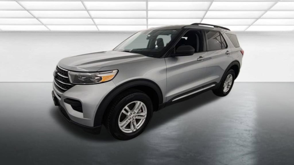 Used 2023 Ford Explorer XLT image 3