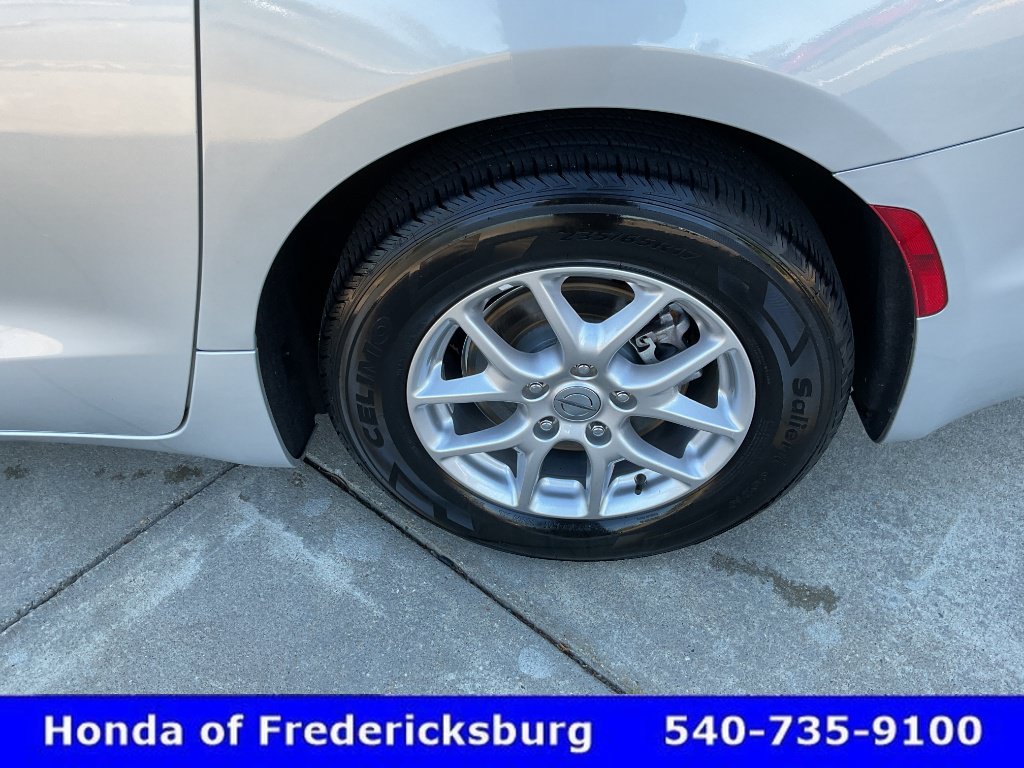 Used 2024 Chrysler Pacifica Touring-L FWD image 11